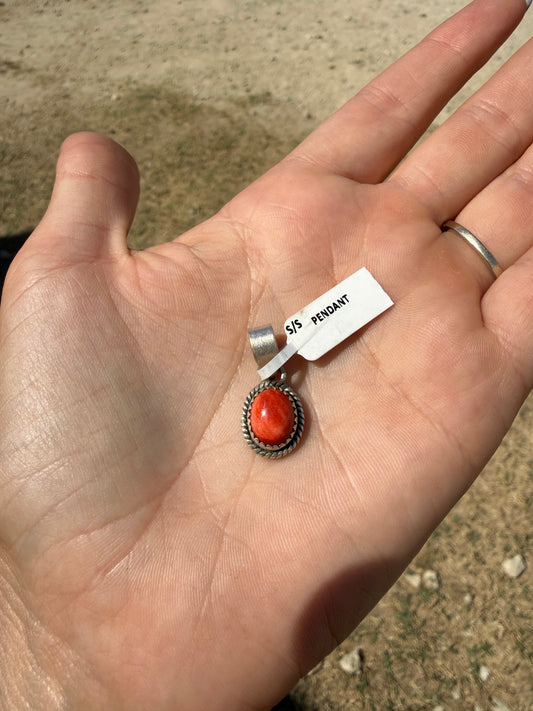 Red spiny oyster pendant